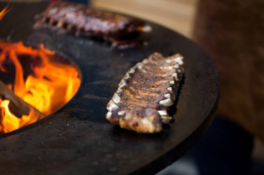 Izgarada barbekü soslu domuz pirzolası. Festival sokak yemekleri.