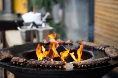 Izgarada barbekü soslu domuz pirzolası. Festival sokak yemekleri.