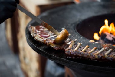 Izgarada barbekü soslu domuz pirzolası. Festival sokak yemekleri.