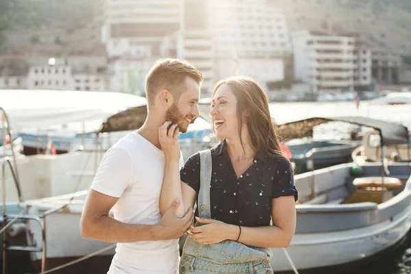 Ragazzo e ragazza, camminate su un molo di legno. — Foto Stock