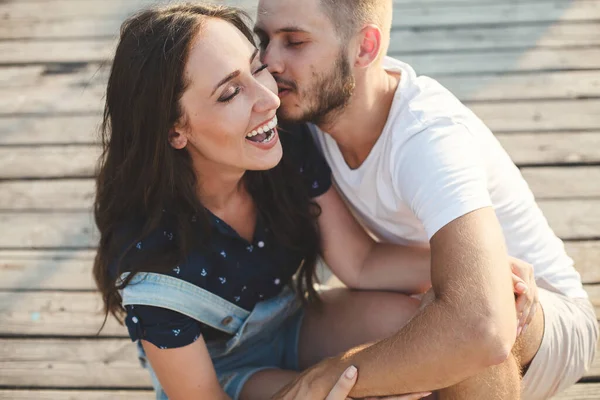 Aşıklar, erkek ve kız, yakın plan gülüşmeler ahşap bir iskelede — Stok fotoğraf