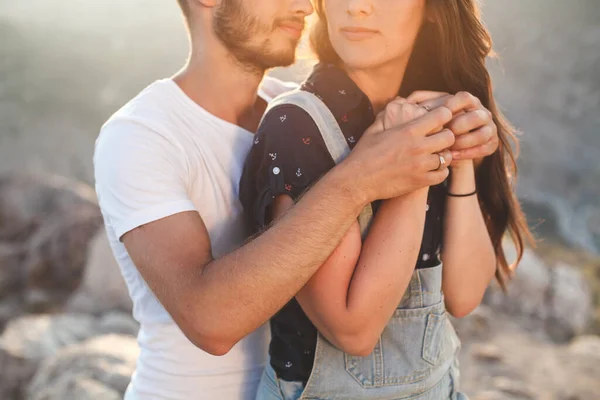 女の子と男の手の近くに — ストック写真