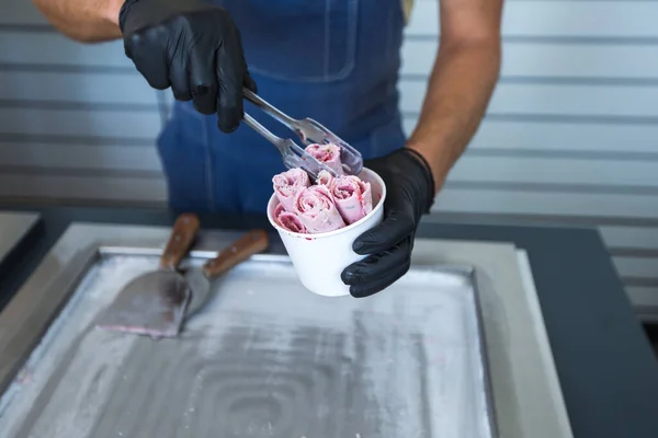 냉동 팬에서 잘 튀긴 아이스크림 롤이야. 손으로 아이스크림을 만들고, 아이스크림 디저트를 만들었습니다. 소금에 절인 팬으로 튀긴 아이스크림 머신 — 스톡 사진