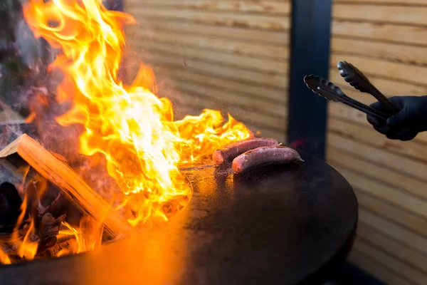 Korv på Grillrökare Grill. Varm och rökt korv. Matfestival. — Stockfoto