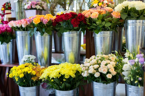 Hermosas flores de colores en una tienda de flores . — Foto de Stock