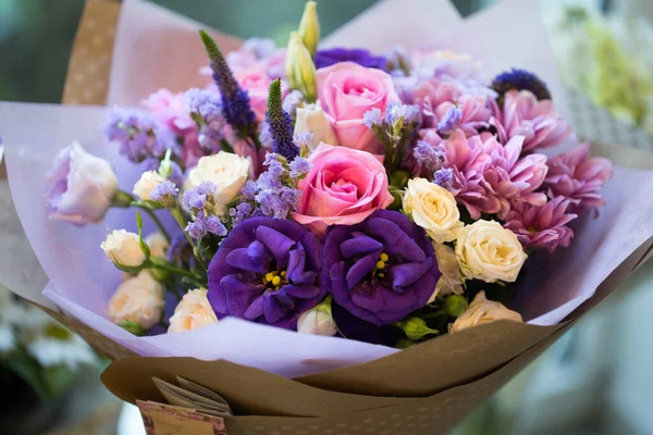 Hermosas flores de colores en una tienda de flores . — Foto de Stock