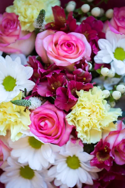 Hermosas flores de colores en una tienda de flores . — Foto de Stock