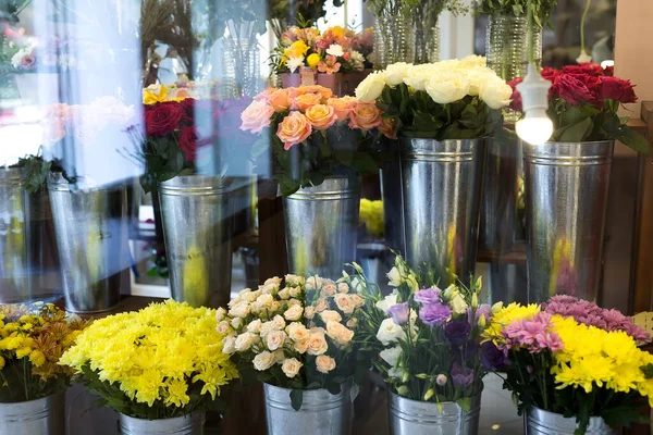 Hermosas flores de colores en una tienda de flores . — Foto de Stock