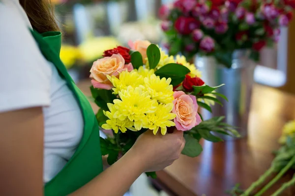 Workshop florist, making bouquets and flower arrangements. Woman collecting a bouquet of flowers. — Stock Photo, Image