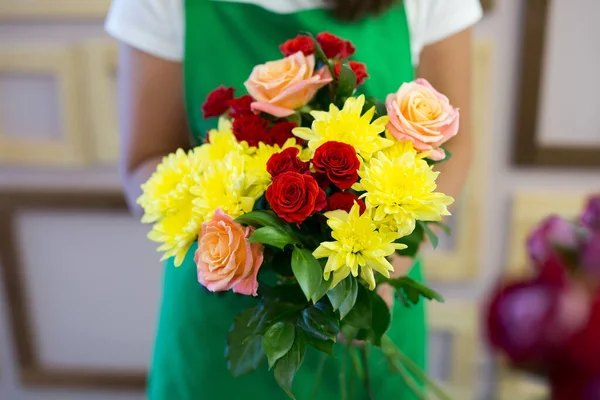 Workshop květinářství, dělat kytice a aranžmá květin. Žena sbírá kytici květin. — Stock fotografie