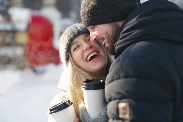 Retrato de close-up de um casal feliz: homens e mulheres abraçando e rindo em um parque de neve de inverno — Fotografia de Stock