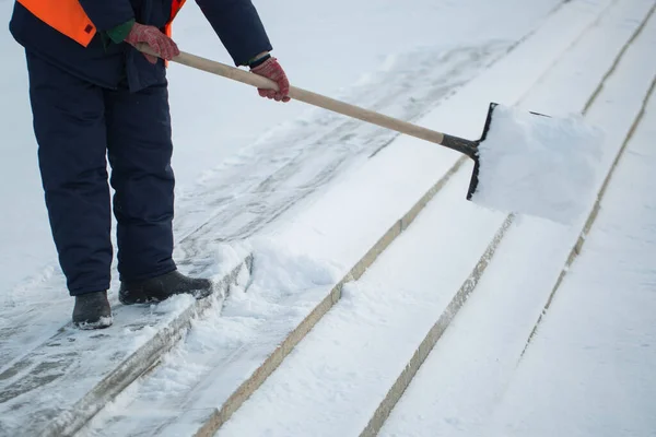 Os trabalhadores varrem a neve da estrada no inverno, limpando a estrada da tempestade de neve — Fotografia de Stock