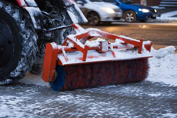 Trator escova neve na estrada à noite. — Fotografia de Stock