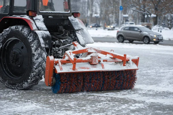 Traktör akşamları yolda kar fırçalar. — Stok fotoğraf