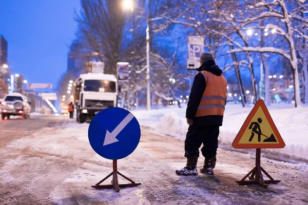 Kar temizleme aracı bir şehir caddesindeki karı temizler. Uyarı yol işareti — Stok fotoğraf