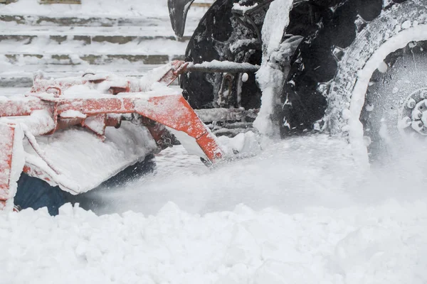 Rotating brush mounted on tractor to clean streets from snow closeup. Sweeping and cleaning sidewalk in winter. Tractor clean street from snow and ice from walkway after blizzard. — Stock Photo, Image
