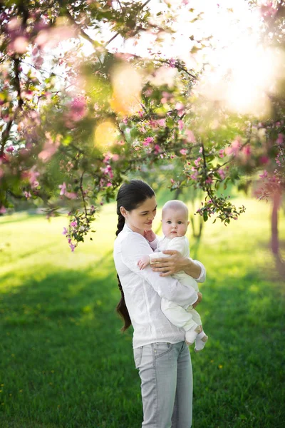 Портрет Прекрасна Мати і Дитина на відкритому повітрі. Природа. Красуня мама і її дитина грають у парку . — стокове фото