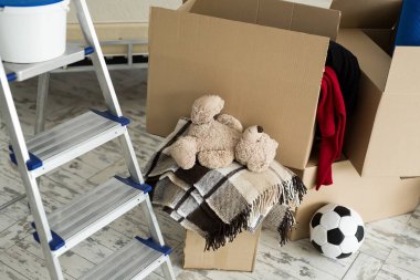 Yeni eve taşınmak için paketlenmiş ev eşyaları..