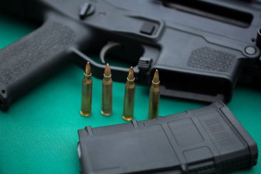 Makineli tüfek fişekleri ve mühimmat yeşil masada..