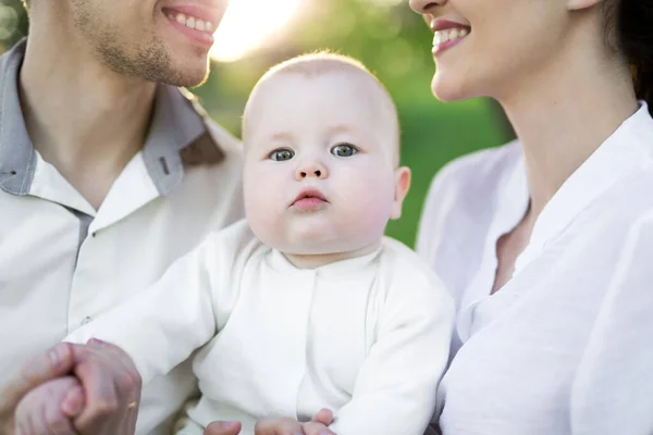 Портрет красива мати, батько і дитина на відкритому повітрі. Щаслива сім'я на літньому лузі . — стокове фото