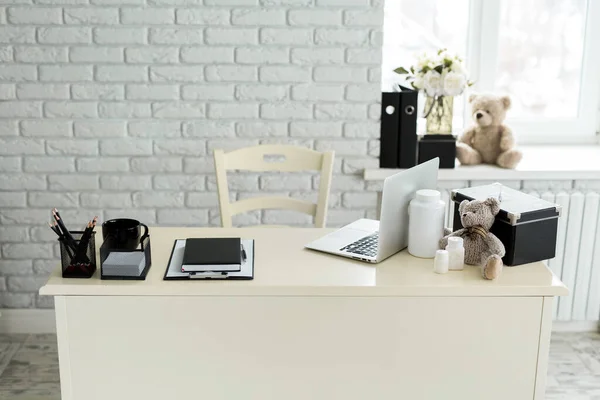 Workplace of a pediatric doctor in the clinic. — Stock Photo, Image