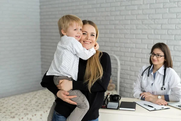Porträt von Mutter und Kind bei einem Arzttermin. Kinderarzttermin mit Mutter und Kind im Krankenhaus — Stockfoto