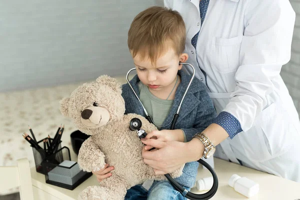 Arzt und Patient untersuchen Teddybär im Krankenhaus. — Stockfoto