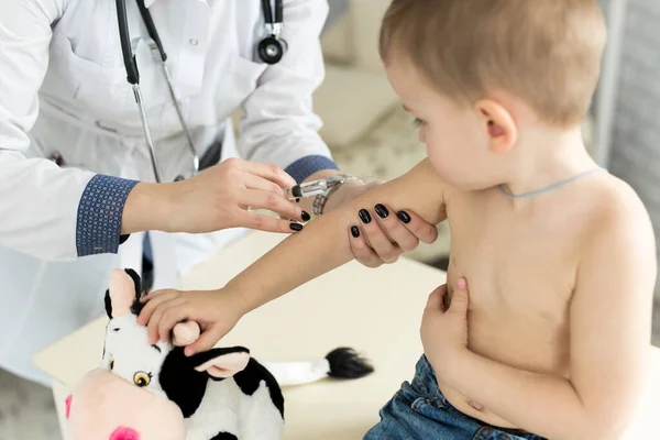 Kinderarzt gibt Kind eine intramuskuläre Injektion in Arm. — Stockfoto