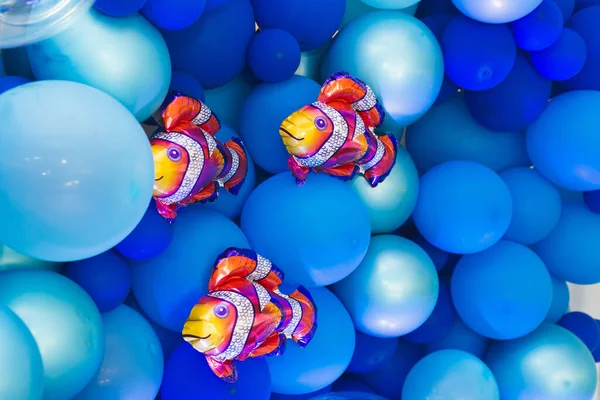 Marine-style decor of balloons, fish, and corals for the birthday photo zone — Stock Photo, Image
