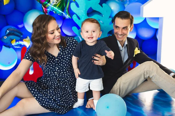 Vader, moeder en zoon op de achtergrond van blauw decor in mariene stijl tijdens de vakantie — Stockfoto