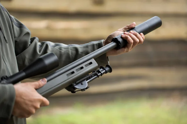 Militar segura uma pistola com um silenciador — Fotografia de Stock