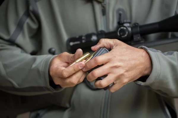 A carregar munições num carregador. Recarregar armas . — Fotografia de Stock