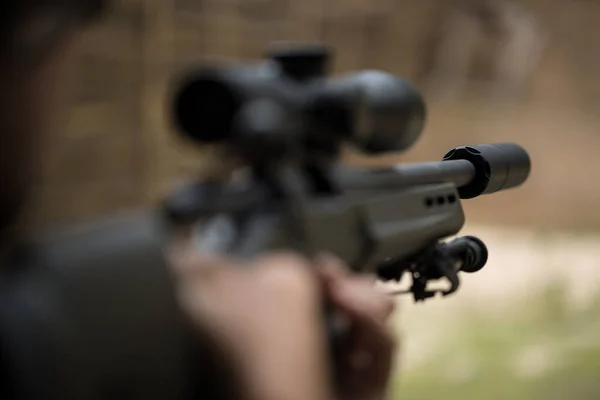 Sniper tiro rifle olhando através de um escopo — Fotografia de Stock