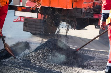 Yolların, otoyolların ve kaldırımların tamiri. Yama yapıyorum. Kürekle çalışmak çukurda uykuya dalıyor..