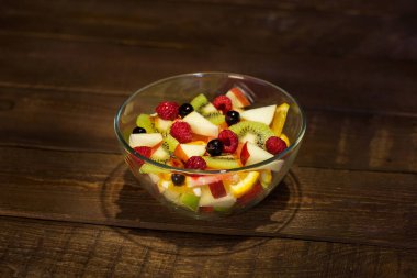 Masanın üzerinde lezzetli meyve salatası..