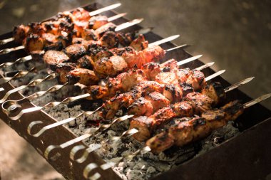 Salamura edilmiş şiş mangal ızgarasında mangal yapmaya hazırlanıyor. Şiş kebap ya da Şiş kebap Doğu Avrupa 'da popüler. Shashlyk şiş eti aslında kuzudan yapılmıştır. Mangalda Biftek Kebabı.