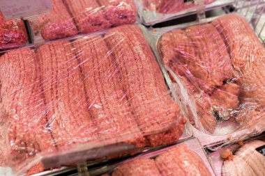 Süpermarkette çeşitli et veya kıyma paketleri var..