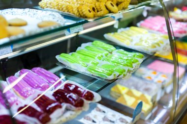 Çeşitli çöreklerle, muffinlerle, creme brulee ile, süpermarkette kekler.