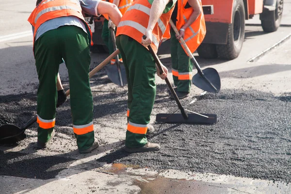 Workers on Asphalting paver machine during Road street repairing works. Street resurfacing. Fresh asphalt construction. Bad road. — Stock Photo, Image