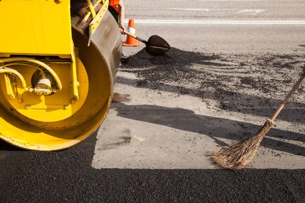 Pavimentazione macchina posa di asfalto fresco o bitume sulla parte superiore della base di ghiaia durante la costruzione di autostrada . — Foto Stock