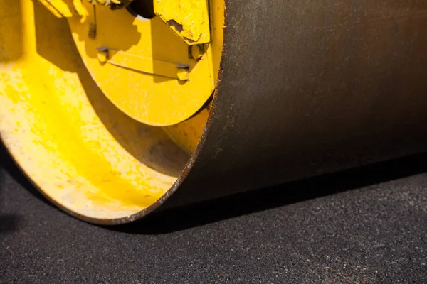 Otoyol inşaatı sırasında çakıl tabanının üstüne yeni asfalt ya da bitumen döşeyen asfalt makinesi.. — Stok fotoğraf