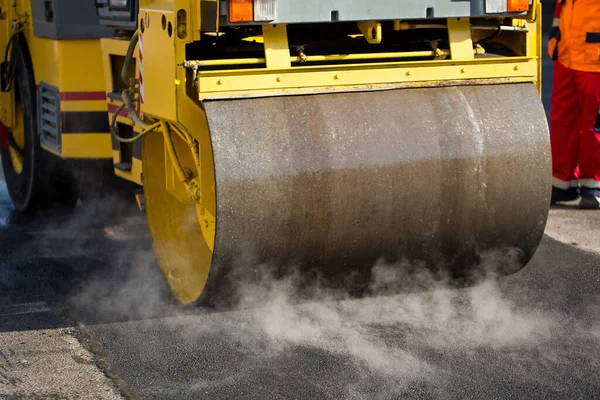 Riparazioni stradali. Rullo compressore compatto appiattire l'asfalto. — Foto Stock