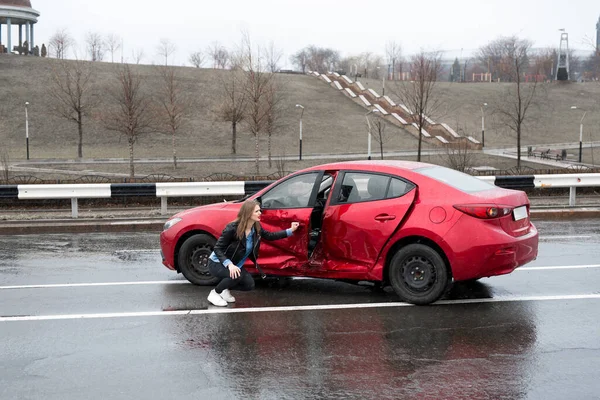 La mujer se sienta cerca de un coche roto después de un accidente. pedir ayuda. seguro de coche . — Foto de Stock