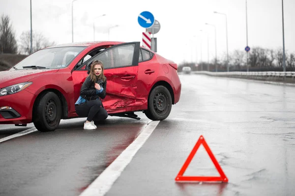 Conductor está de pie cerca de su coche. concepto de accidente en la carretera. — Foto de Stock