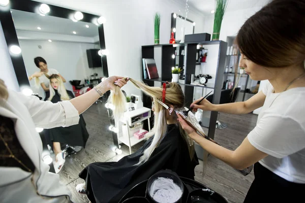 Mulher loira morrendo seu cabelo no salão de beleza . — Fotografia de Stock