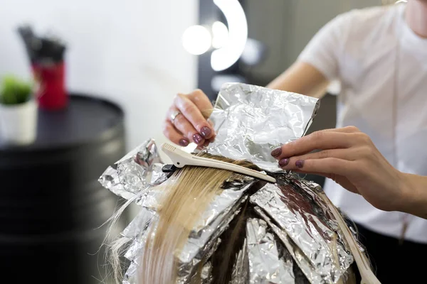 Processo de tingir o cabelo no salão de beleza . — Fotografia de Stock