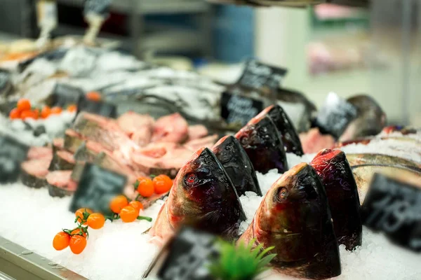 Pescado crudo listo para la venta en el supermercado . —  Fotos de Stock