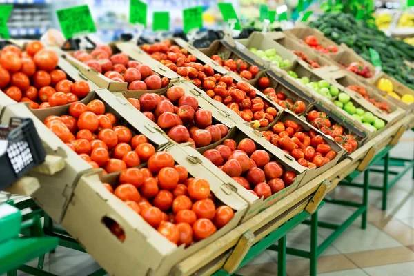 Pomodori rossi freschi in scatole al supermercato. — Foto Stock