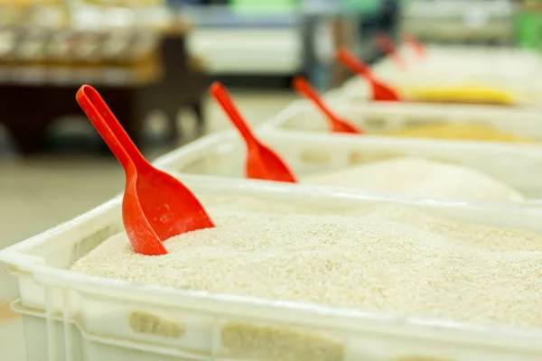 Ris och annan spannmål på disken i snabbköpet. köpa groats i storen — Stockfoto