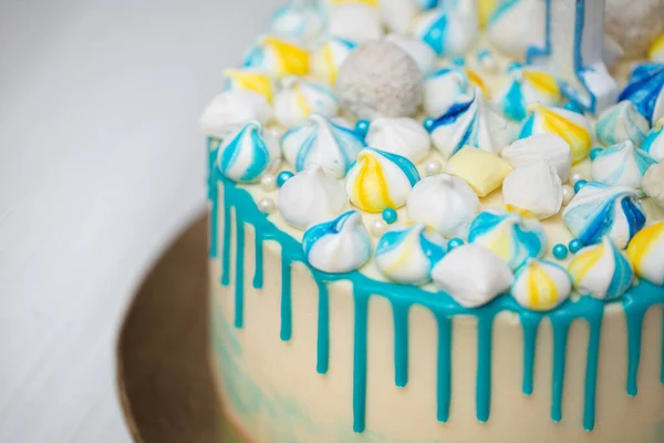 生日的时候，蛋糕上会有糖霜、国旗和横幅，上面有名字. — 图库照片